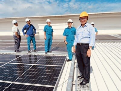 Columbia Asia Support Service Vice President Mohd Kamarul Salleh (far right), pictured with his team