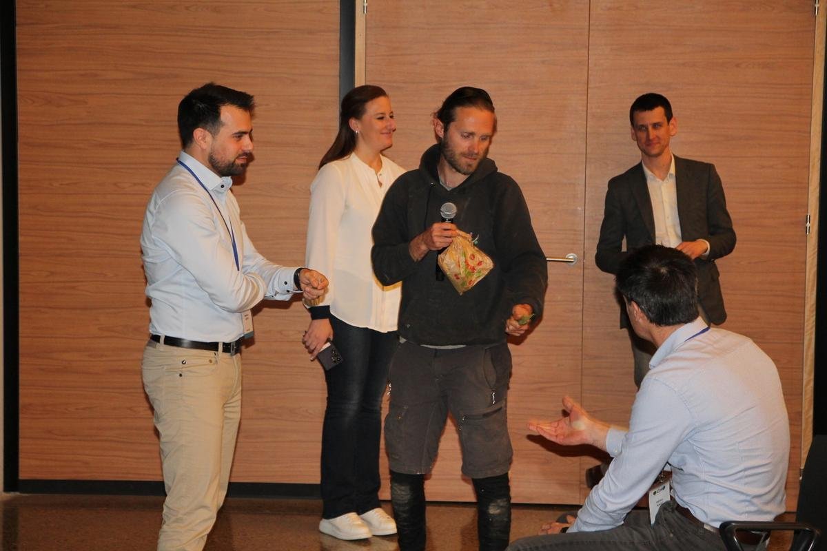 Dénonçant « l’appauvrissement des sols auquel va participer E-Cho », le maraîcher Tom Thieuleux distribue ses petits pois.