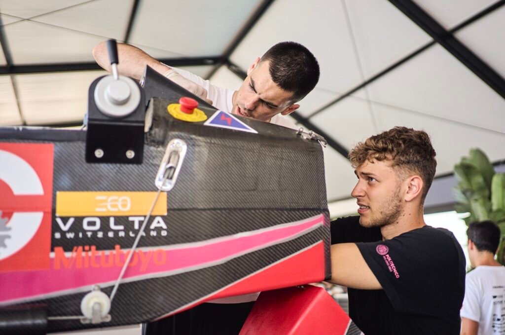 Les équipes d'étudiants s'affairent dans les paddocks © YCM