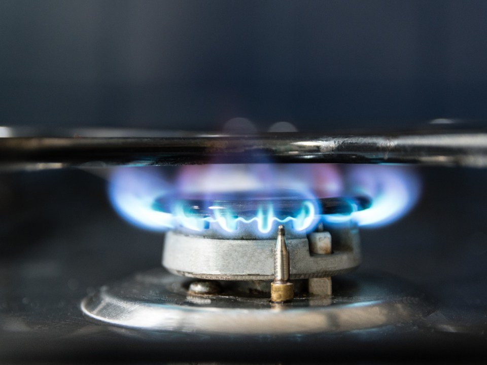 Brenthonne, Haute Savoie, France -<br />
April the 25th, 2023 :<br />
flames from a gas burner under during cooking
